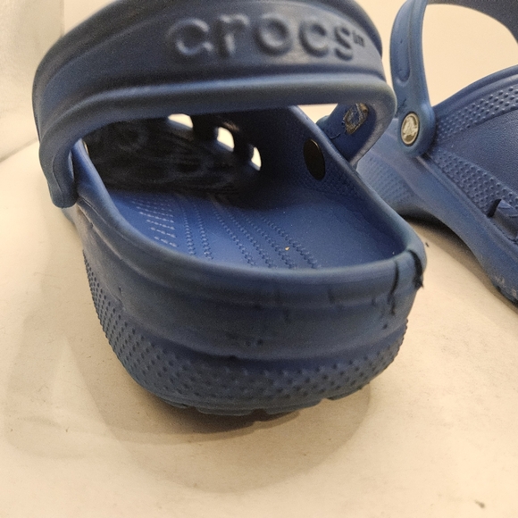 CROCS Blue Classic Clog Sandals Sz M 7 w 9 blue w/ Charms Used Condition.  Shoes - Picture 8 of 11